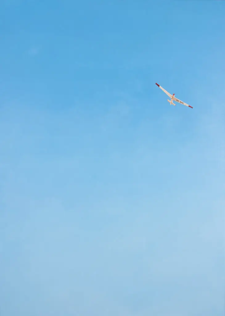 Het landschap schilderij Zweven boven Hilversum. een zweefvliegtuig aan de blauwe lucht